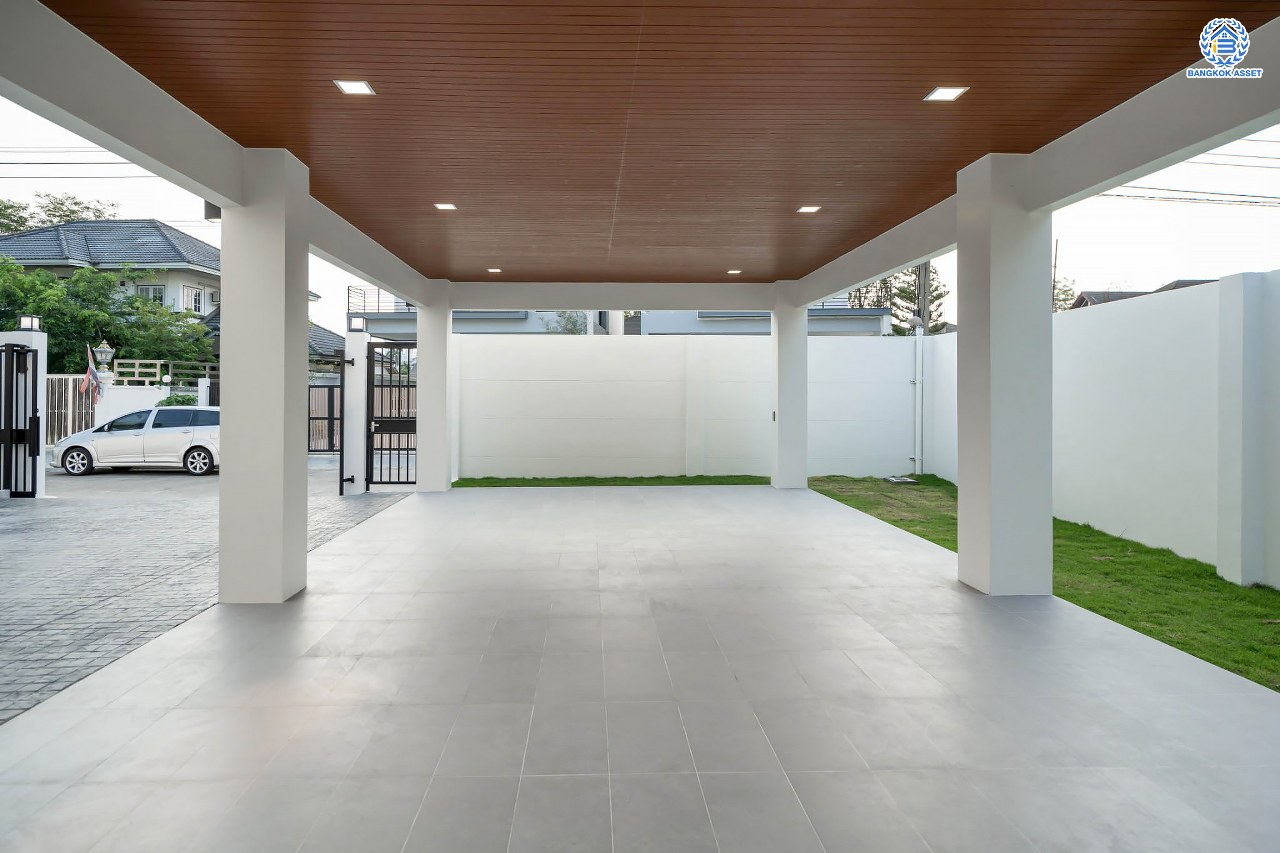 บ้านมือสองตกแต่งใหม่ โครงการ กฤษดานคร20 ปิ่นเกล้า-บรมราชชนนี บ้านหลังมุม ติดทะเลสาบ บนเนื้อที่กว้างมากถึง 238 ตร.ว. ตกแต่งด้วยวัสดุเกรดพรีเมี่ยม ฟังก์ชัน 5 ห้องนอน 6 ห้องน้ำ 1 ห้องอเนกประสงค์ 4 ที่จอดรถ พร้อมทั้งเปลี่ยนระบบไฟฟ้า สุขาภิบาล ทำเลศักยภาพ ติดถนนบรมราชชนนี ใกล้มหาวิทยาลัยมหิดล และเพียง 10 นาทีถึงเซ็นทรัล ปิ่นเกล้า